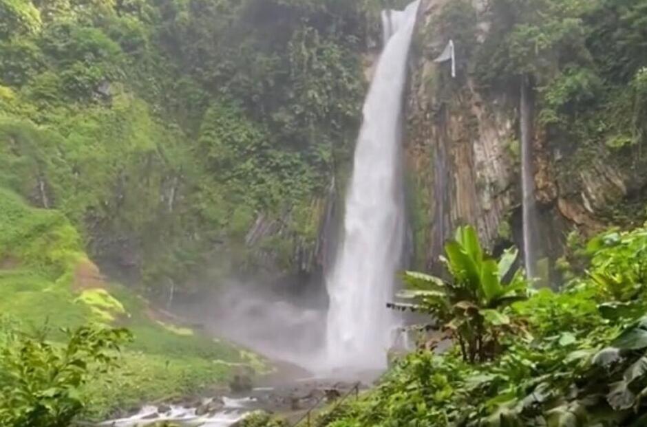 Keunikan Air Terjun Tri Sakti: Miliki Dua Sumber Mata Air dengan Suhu yang Berbeda