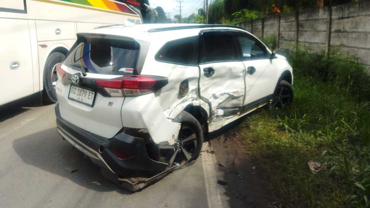 Hindari Jalan Rusak, Rush Putih Tabrak Rush Hitam