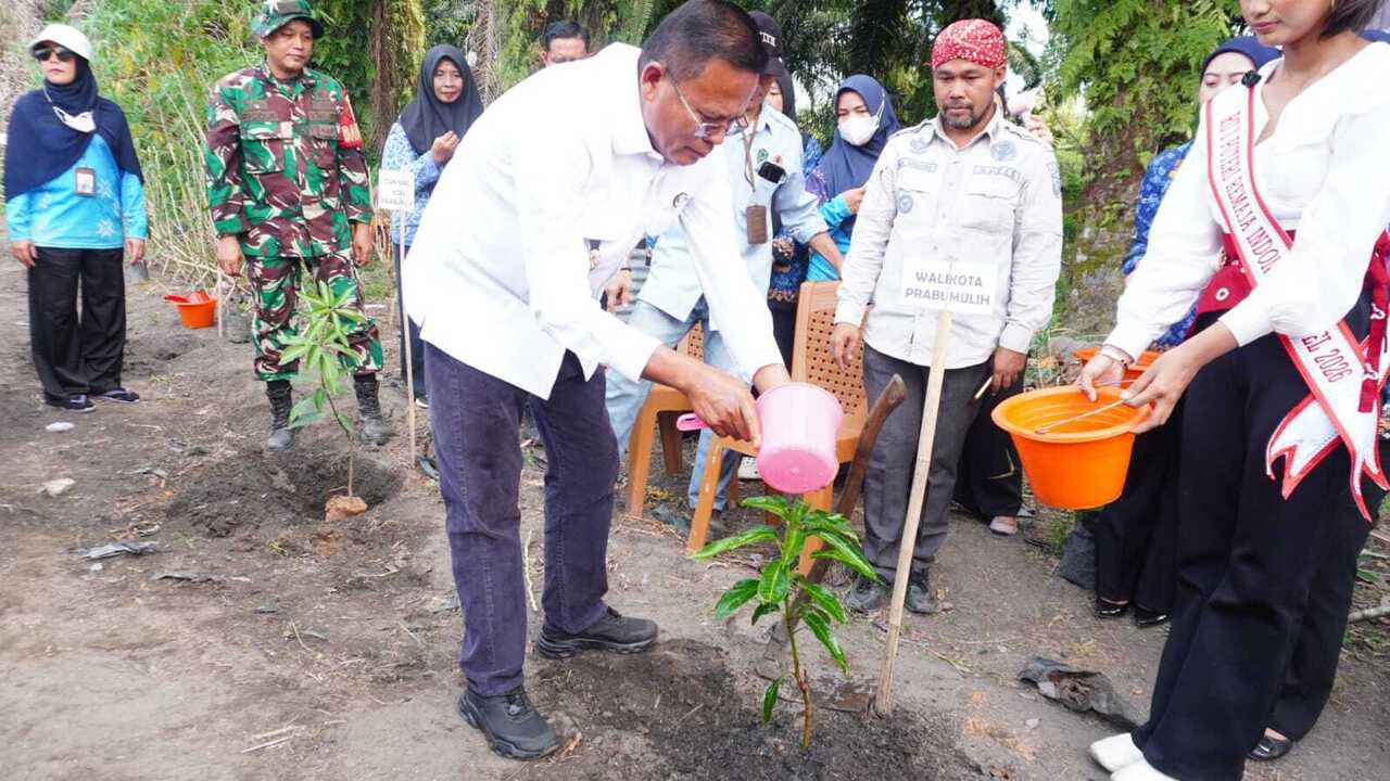 Peringati Hari Lingkungan Hidup Sedunia 2026, Pemkot Prabumulih Bagikan Bibit dan Gelar Aksi Tanam Pohon 