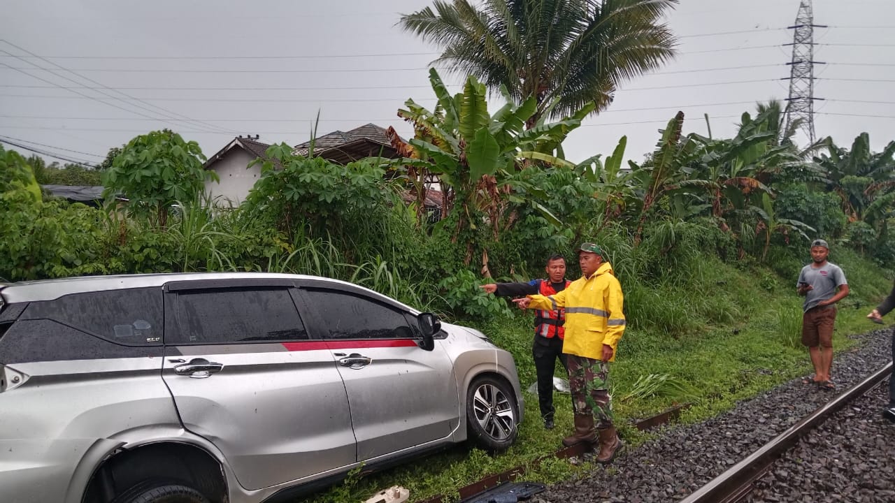 Xpender Ditabrak Kereta Api, 1 Orang Meninggal Dunia