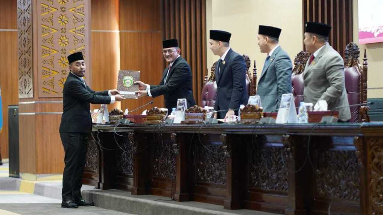 Sekda Sumsel Edward Candra Hadiri Rapat Paripurna DPRD, Fraksi-Fraksi Beri Masukan atas Pengelolaan APBD 2024