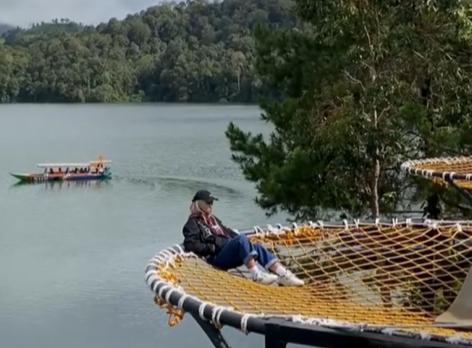 Bertualang di Antara Kebun Teh dan Danau Magis: Glamping Lakeside Rancabali