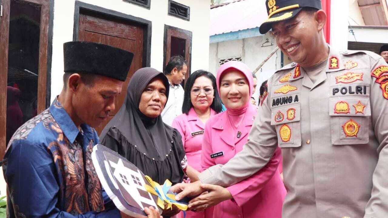 Ahmad Mawardi Terharu Terima Kunci Rumah Baru Dari Polres Mura