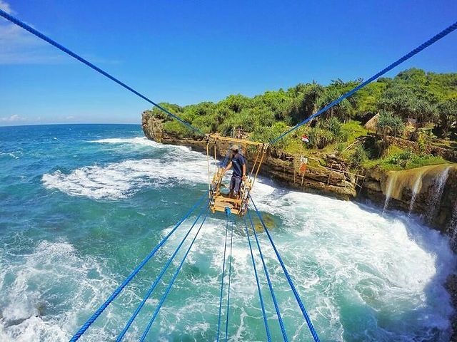 Sensasi Petualangan Ekstrem: Melintasi Lautan dengan Gond ola Manual di Pantai Timang, Yogyakarta