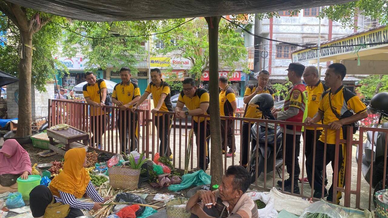 Kapolres OKU Ajak Pedagang Pasar Atas Bersama Jaga Keamanan dan Kebersihan