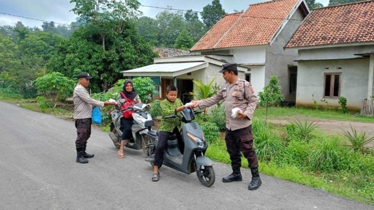 Jumat Berkah Bagikan Makanan Bergizi