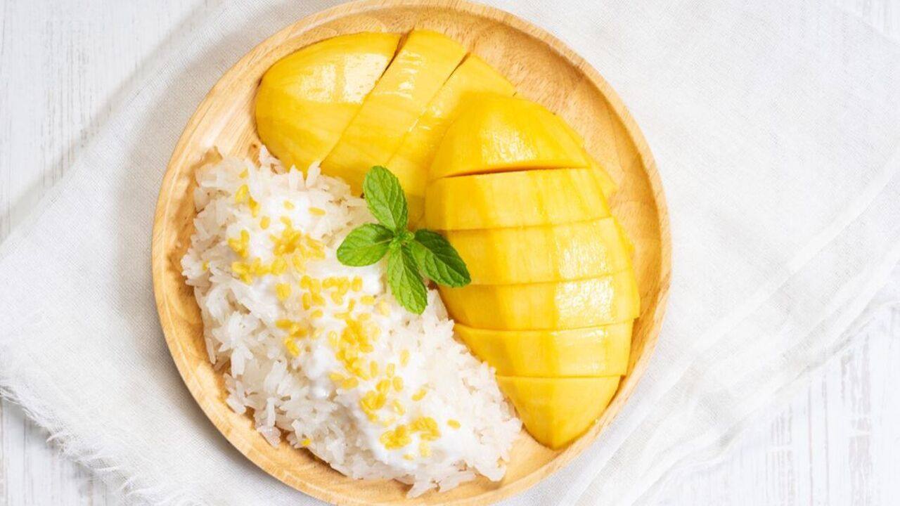 Nikmatnya Mango Sticky Rice: Perpaduan Manis Gurih yang Mendunia