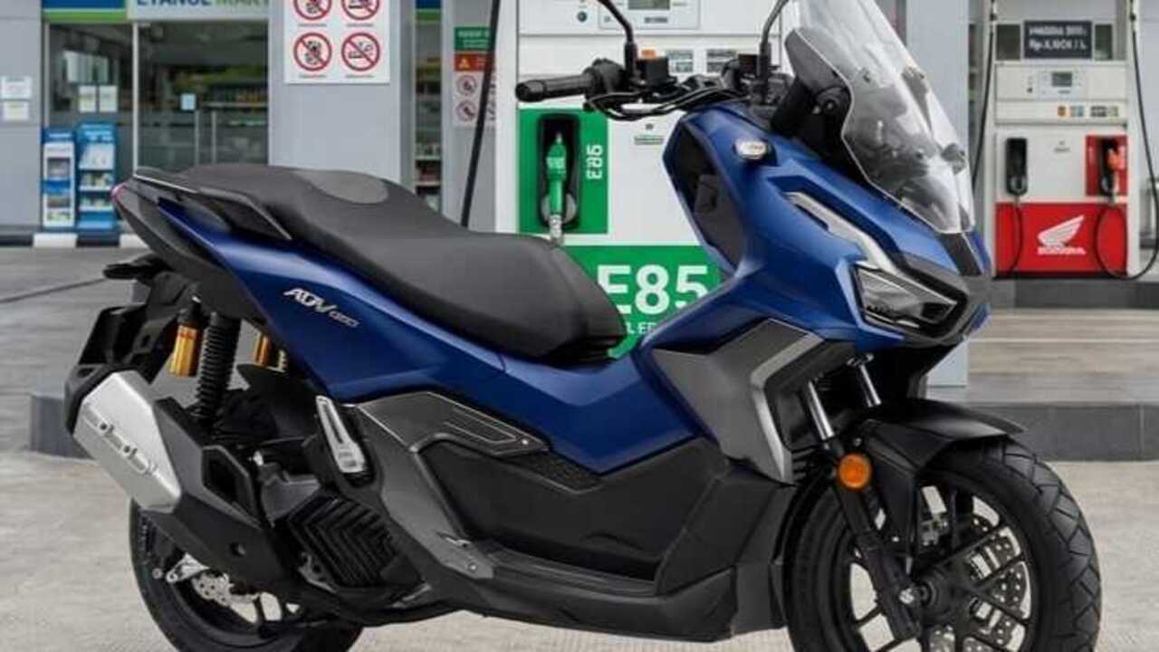 Honda ADV160 Flex-Fuel Resmi Hadir, Skutik Adventure Ini Bisa “Minum” Etanol E85. 