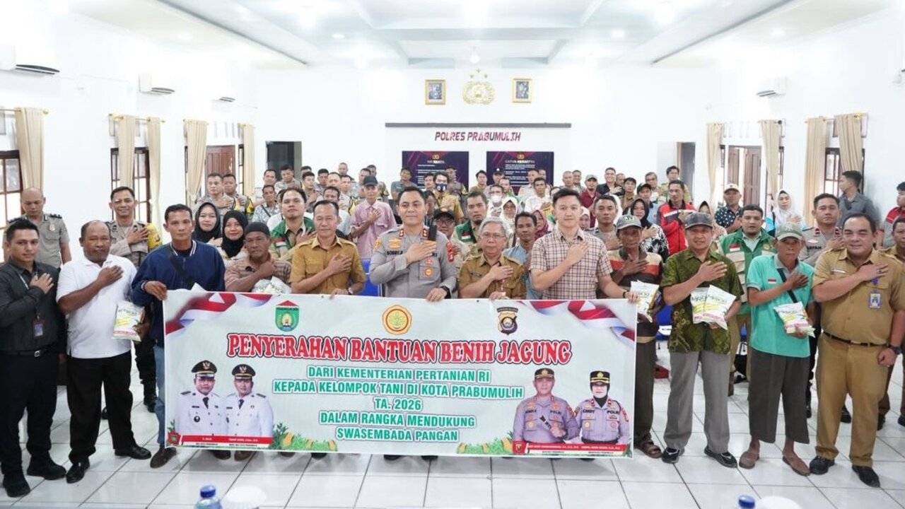 Sekda dan Kapolres Prabumulih Serahkan Bantuan Benih Jagung dari Kementan ke 17 Poktan