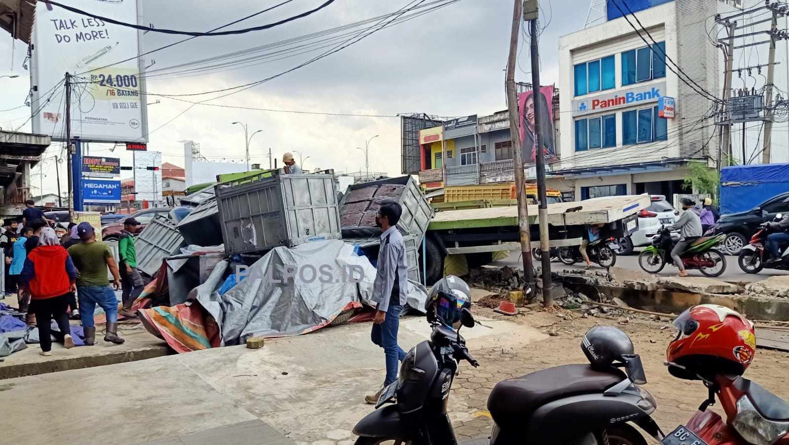 Ada Kontainer Terguling, Jalan MP Mangkunegara Macet  