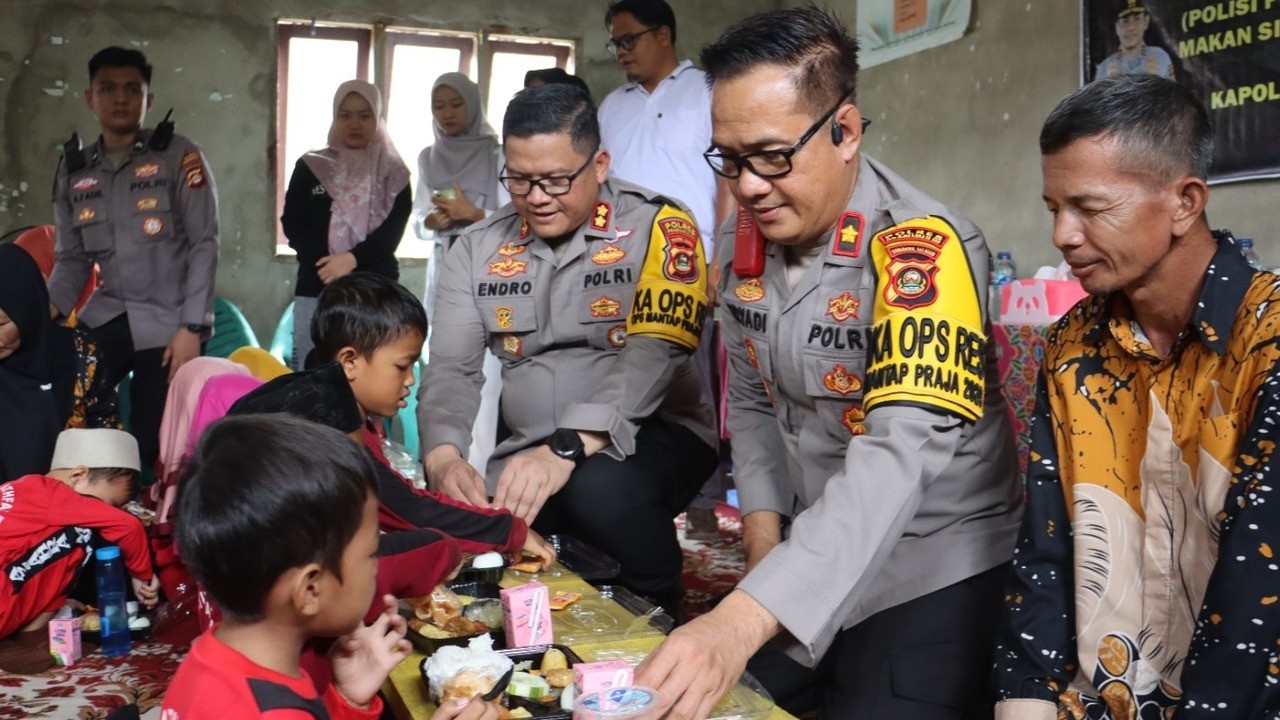 Dukung Program Presiden, Polres Prabumulih Salurkan 95 Paket Gizi dan Alat Tulis