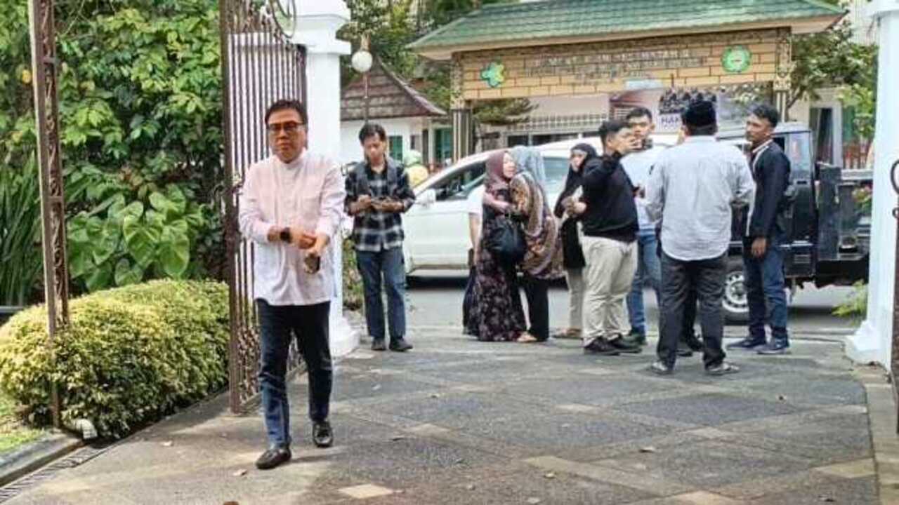 Pelayat Berdatangan ke Rumah Duka, Jenazah Alex Noerdin Diperkirakan Tiba Malam Hari