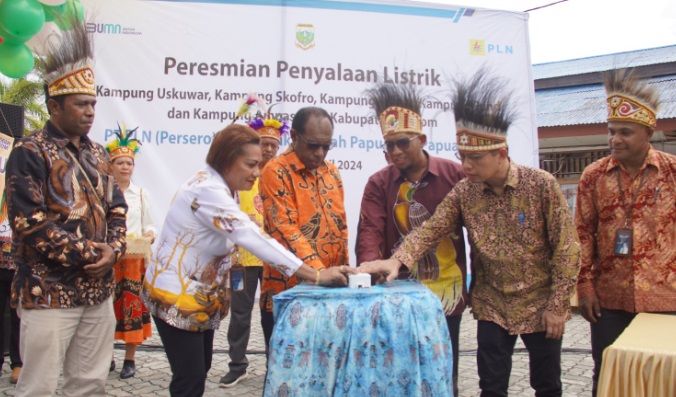 Tembus Akses Menantang, PLN Berhasil Listriki Lima Kampung Di Keerom, Papua