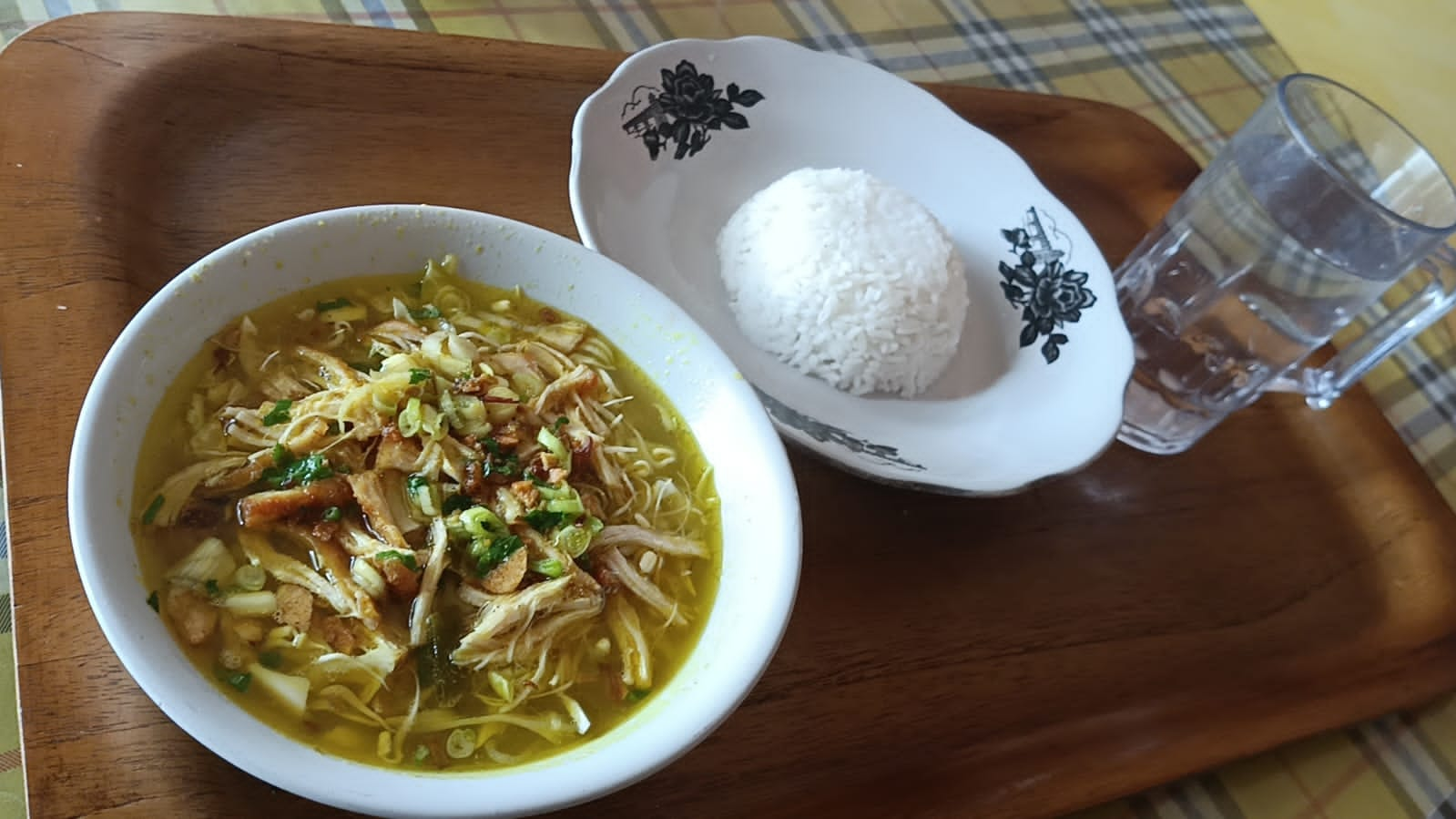 Soto di RM Hati Mulia OKI Bikin Ketagihan, Yuk Intip Menunya!