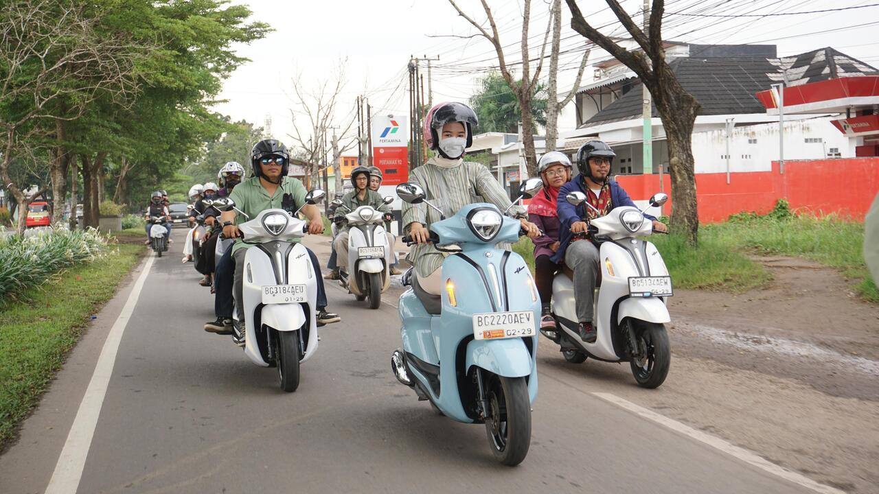 Grand Filano Hybrid Tampil Stylish Melintasi Jembatan Ampera sembari Berbagi Kebaikan di Bulan Ramadhan