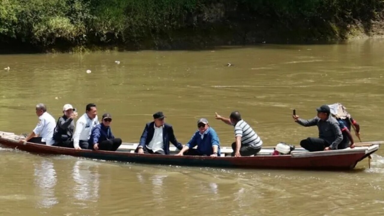 Arungi Sungai, Gubernur Sumsel Tinjau Pembangunan Jembatan Gantung di Banuayu