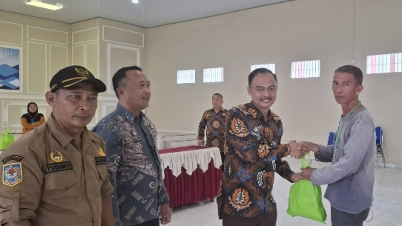 Lapas Muara Enim Berikan Bansos Bagi Keluarga Warga Binaan dan Masyarakat Sekitar Lapas