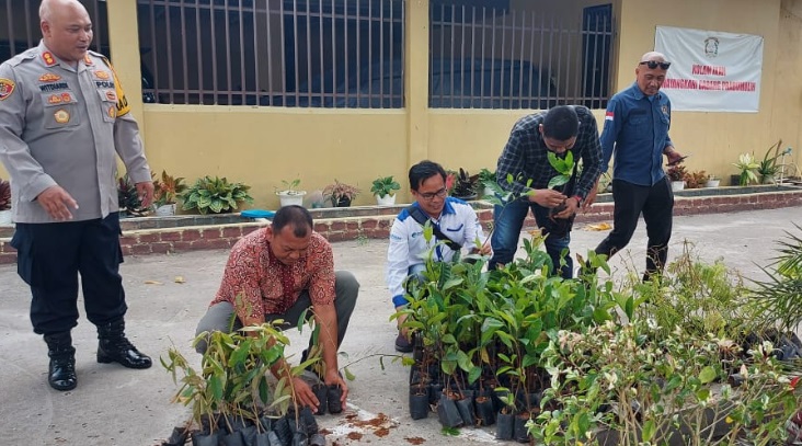 Ajak Insan Pers Lestarikan LIngkungan, Kapolres Prabumulih Bagian 1000 Batang Bibit Durian dan Petai