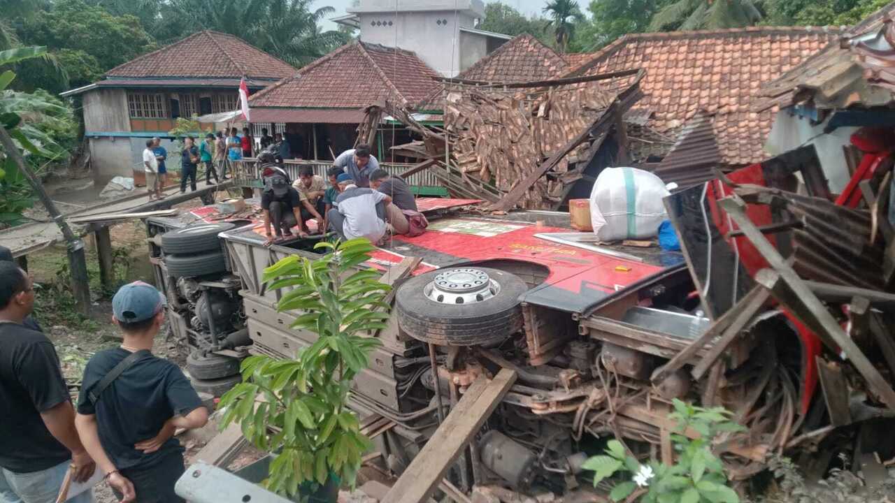 Bus Sinar Dempo Terjun ke Jurang, Seruduk Rumah Warga Hingga Hancur 25 Penumpang Selamat