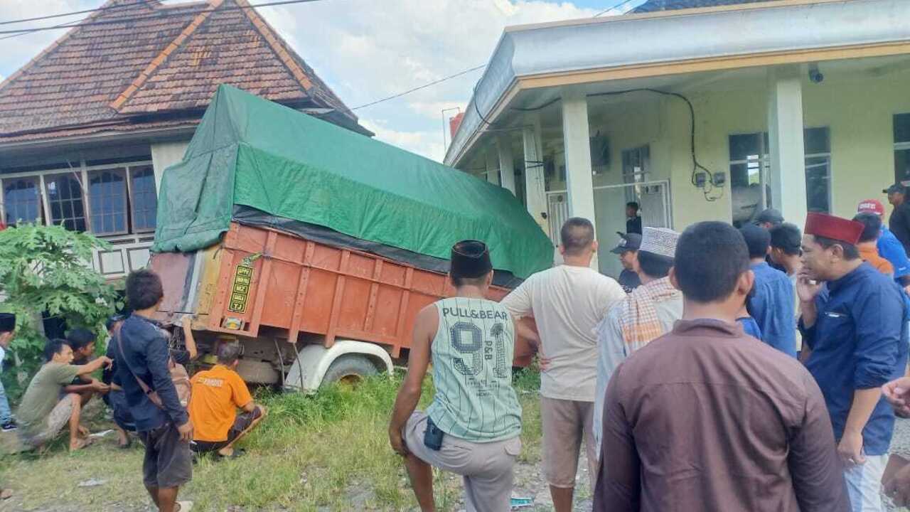 Truk Bermuatan Beras Tabrak Masjid Al-Ikhlas di Simpang Muara Meranjat Ogan Ilir
