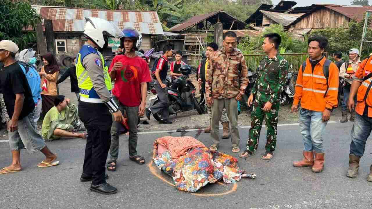 Dua Motor Senggolan, Satu Tewas Terlindas Bus
