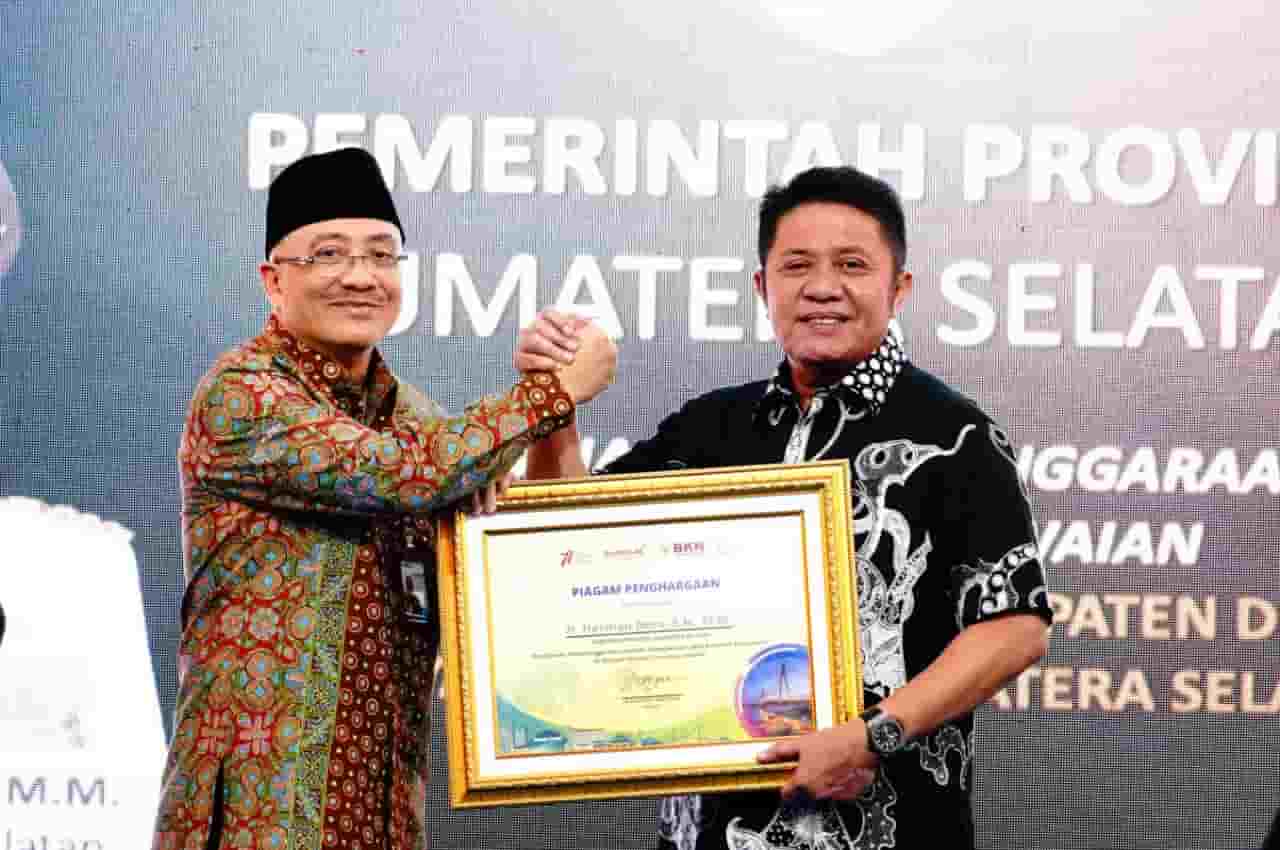 Pembina Penyelenggaraan Layanan Kepegawaian Terbaik, Gubernur Deru Terima Penghargaan BKN Award 