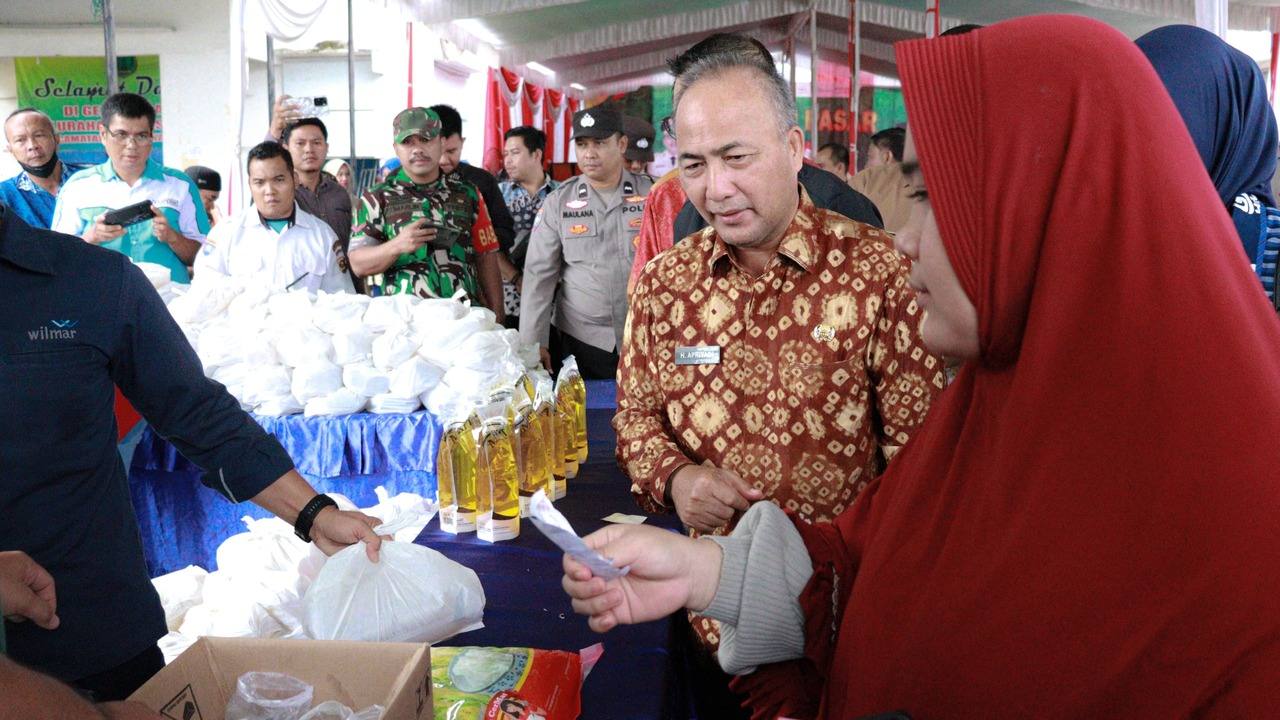 Pemkab Muba Gelar Operasi Pasar Perdana di Bulan Ramadan, Sekda Apriyadi Mahmud Tinjau Langsung