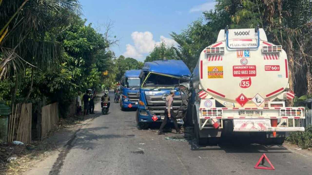 Sopir Diduga Lalai, Dua Truk Tangki Adu Banteng 