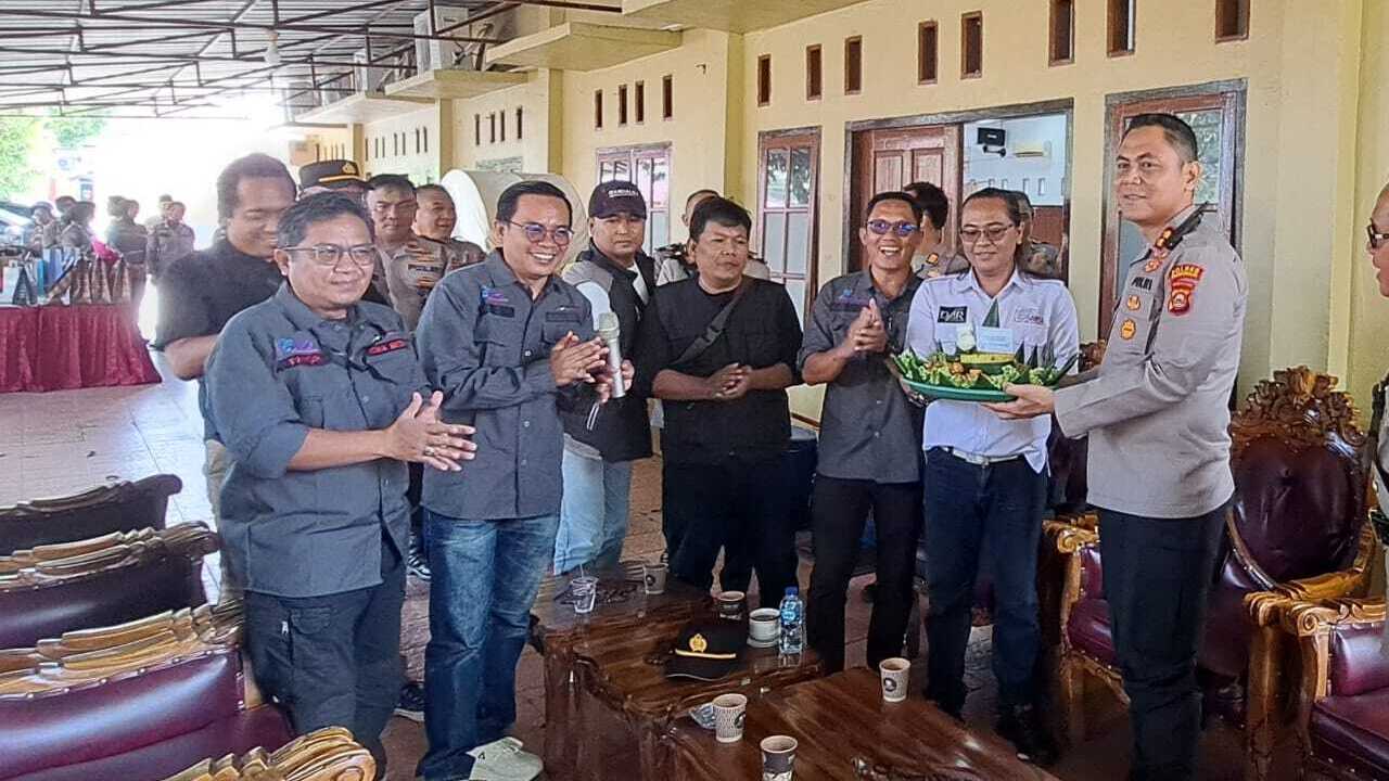 HUT Bhayangkara ke-79, SMSI Prabumulih Beri Tumpeng pada Kapolres 