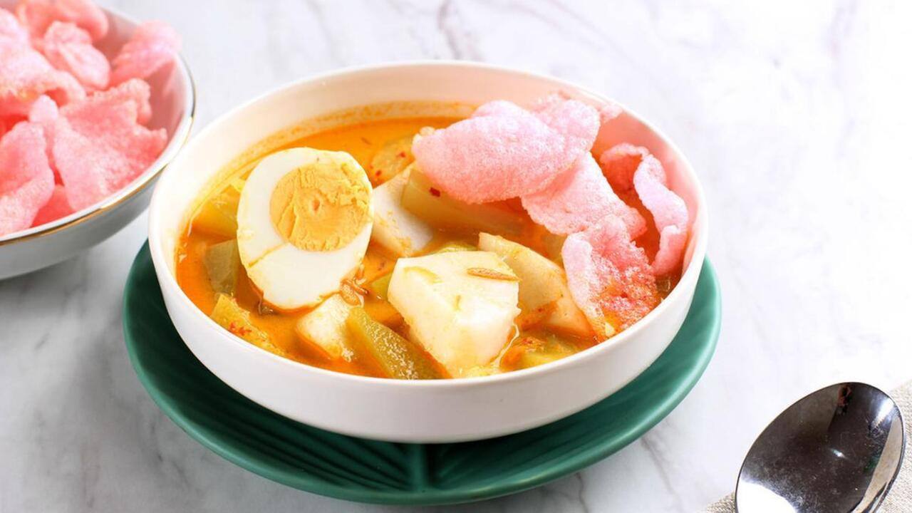 Lontong Sayur : Kuliner Tradisional yang Terus Bertahan di Tengah Modernisasi