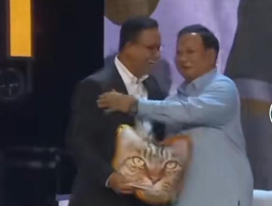 Gemoy Banget! Momen Prabowo Beri Anis Bantal Bergambar Kucing, Ada Pesan Apa Ya?