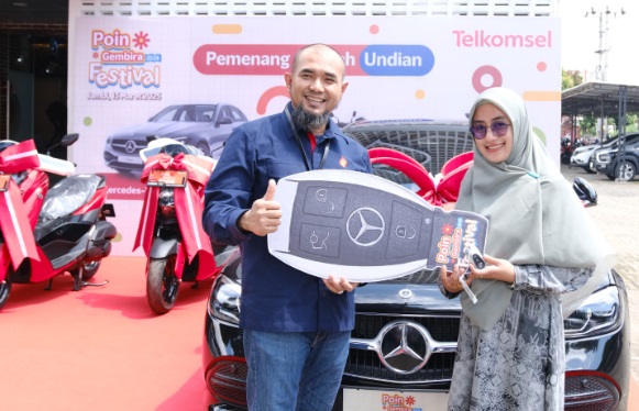 Pelanggan 13 Tahun, Guru SMPN 11 Muaro Jambi Raih Mercedes-Benz C200 dari Telkomsel Poin Gembira Festival     