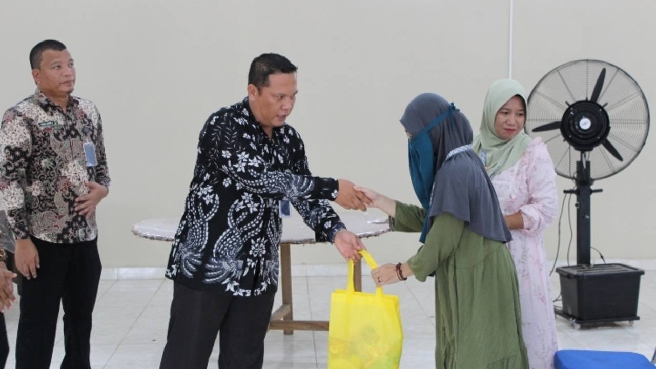Lapas Muara Enim Berbagi Kepada Keluarga Warga Binaan dan Masyarakat Sekitar
