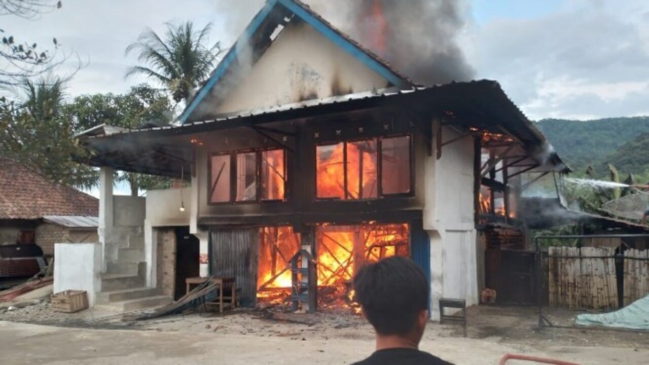 Nekat Terobos Kobaran Api dan Asap Demi Selamatkan Anak yang Sedang Tertidur