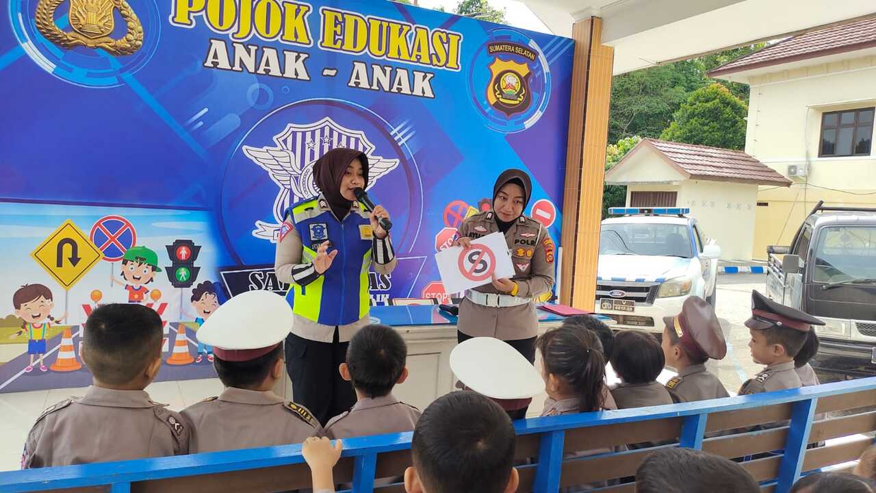 Dikunjungi Puluhan Murid TK, Satlantas Prabumulih Beri Edukasi Lalu Lintas dan Pengenalan Polisi kepada Anak U