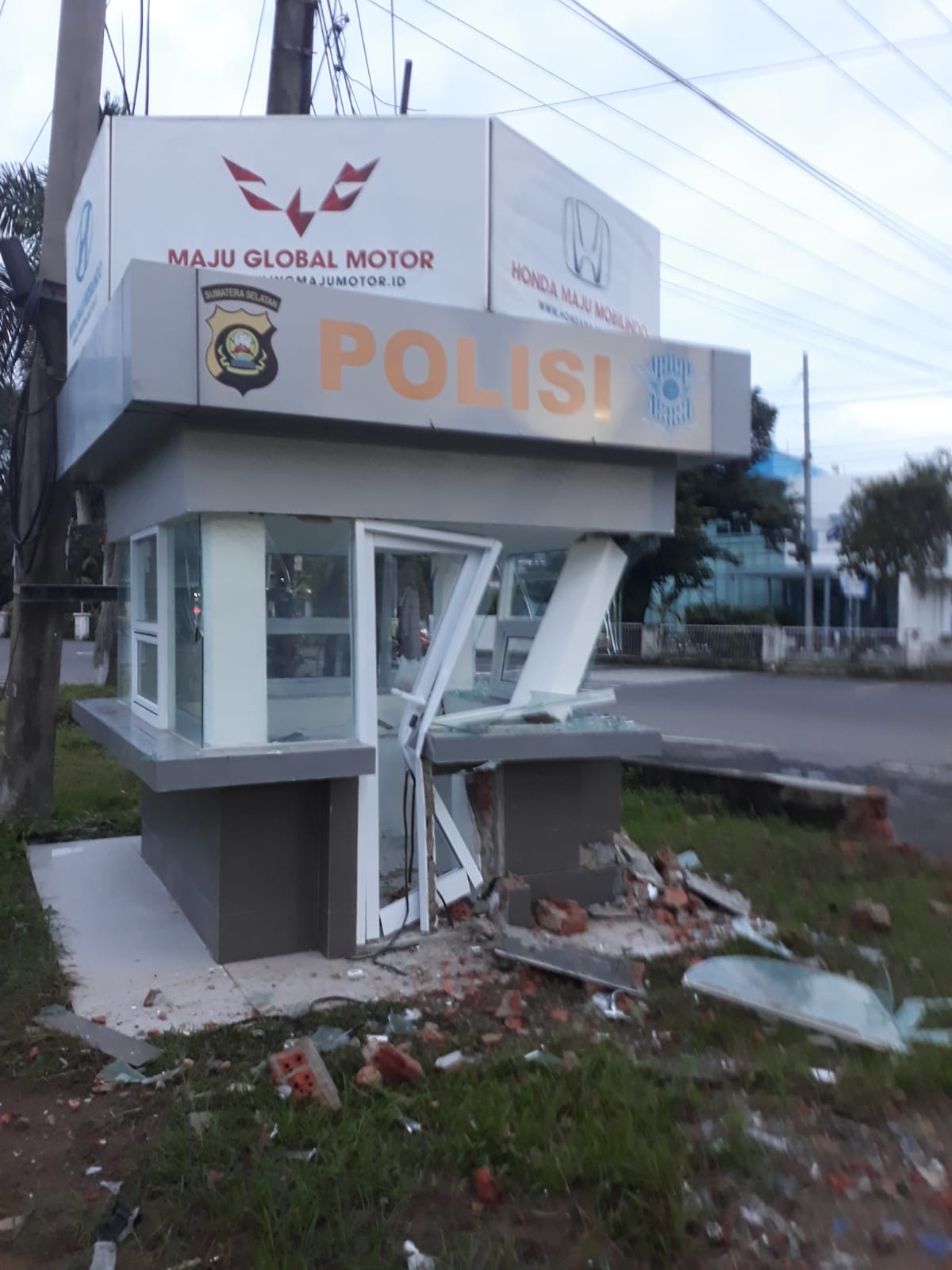 Mobil Calya yang Tabrak Pos Polisi di Jalan Veteran Gunakan Nopol Palsu