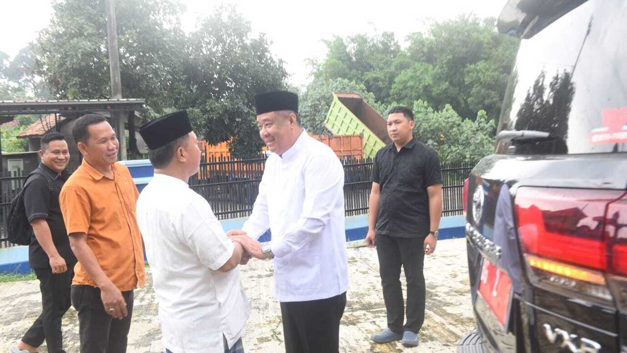 Pulang Kampung, Wagub  Cik Ujang Salat Jumat di Desa Lebak Budi Lahat