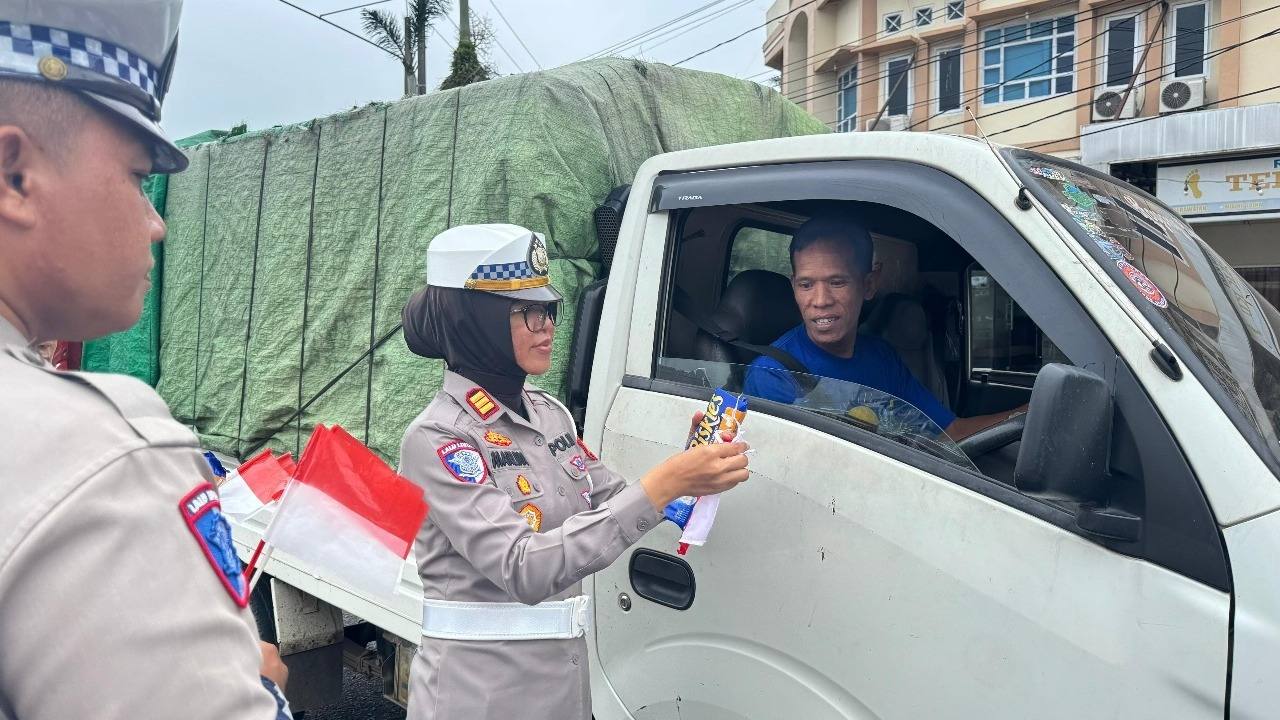 Sambut HUT RI ke-80, Satlantas Prabumulih Bagikan Bendera, Biskuit dan Edukasi Pengendara