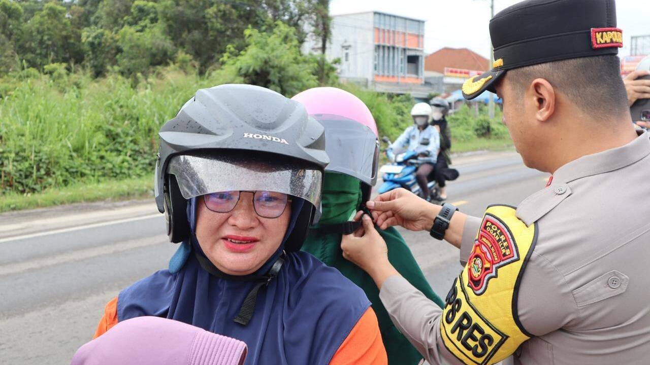 Dalam Rangka Apa Ya Polres Ogan Ilir Bagikan Helm SNI Kepada Pengendara