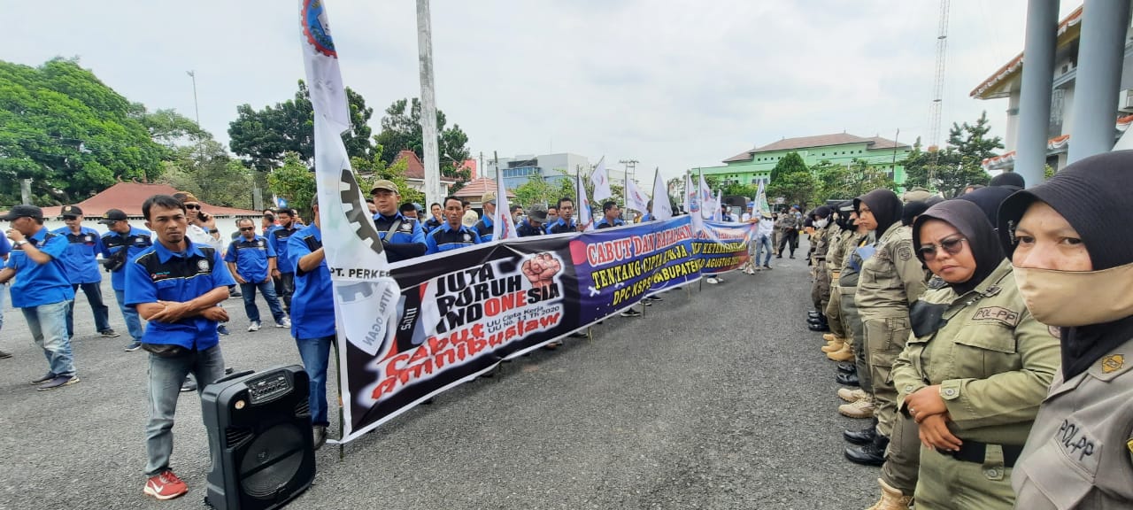 Puluhan Buruh di OKU Desak UU Cipta Kerja Dicabut