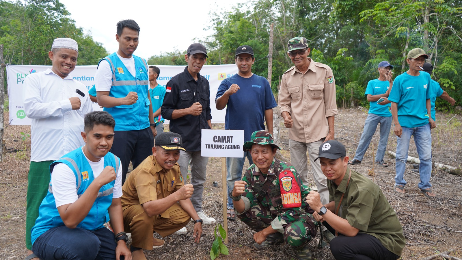 PLN Baturaja Tanam Pohon Produktif di Sepanjang Jalur Transmisi