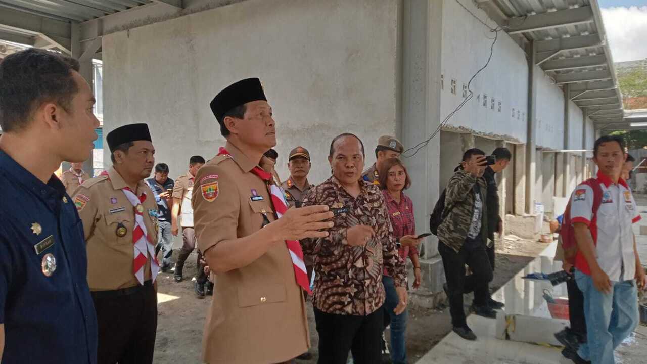 Bupati Berang, Buka Paksa Gerbang Pintu Proyek