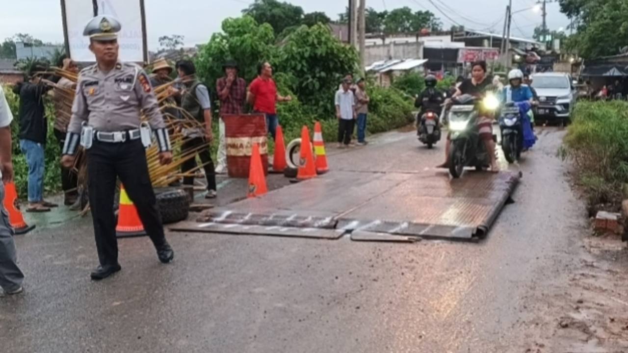 Dimakan Usia, Plat Duiker Jalan HTI Ambruk