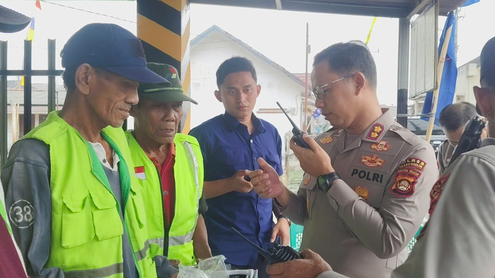 Polres Prabumulih Serahkan 8 Unit HT untuk Perkuat Keamanan Poskamling