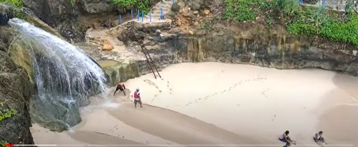 Ada Air Terjun di Pantai, Pesona Pantai Banyu Tibo Surga Tersembunyi di Pacitan
