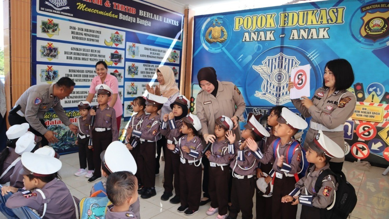 Satlantas Polres Prabumulih Kenalkan Tertib Lalu Lintas Sejak Dini Melalui Program Polsanak di TK Kemala Bhaya