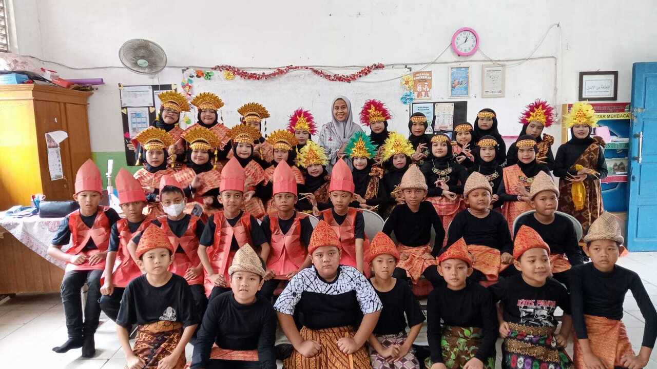 Melatih Siswa Berkarya serta Mengenal Tarian dan Lagu Daerah