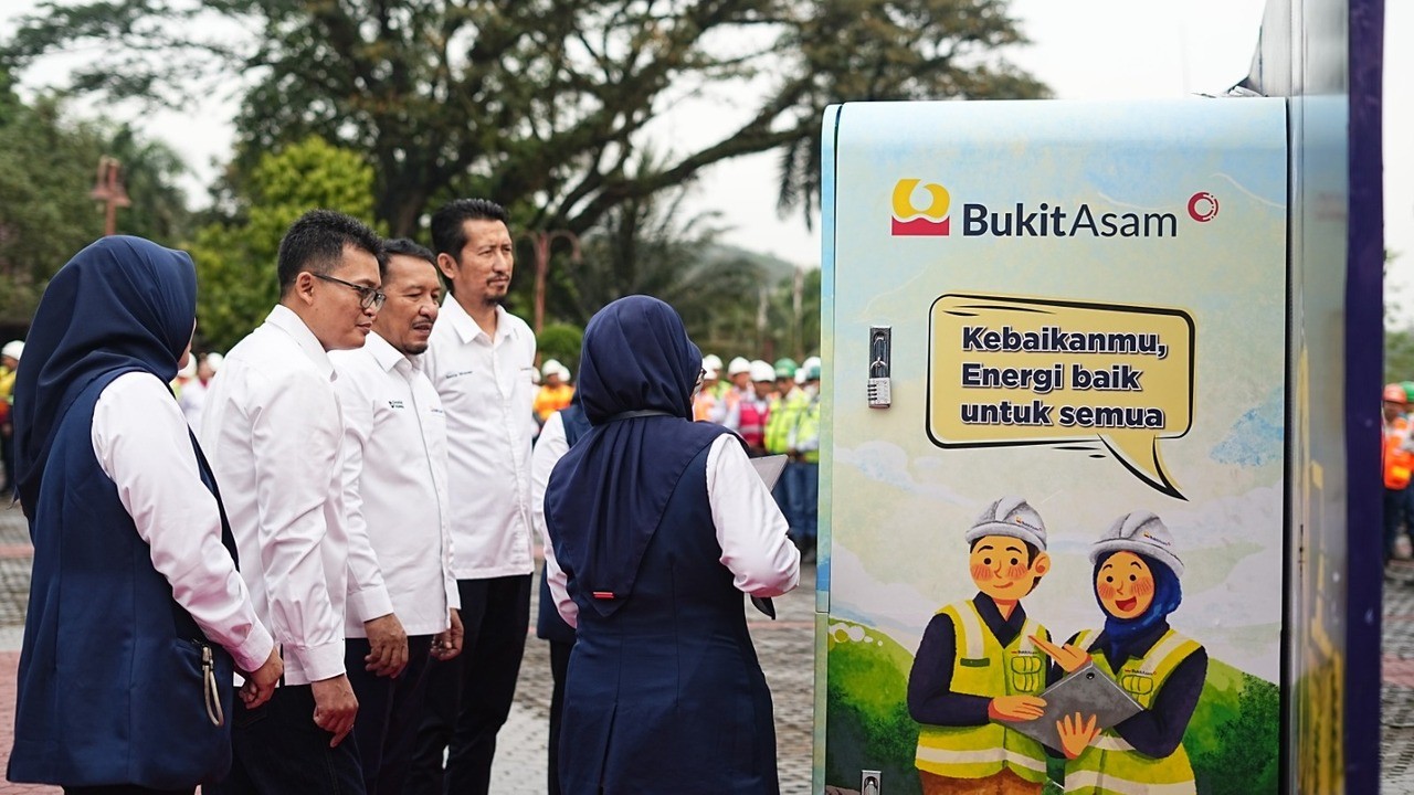 PTBA Luncurkan Reverse Vending Machine, Ubah Sampah Botol Plastik Jadi Rupiah