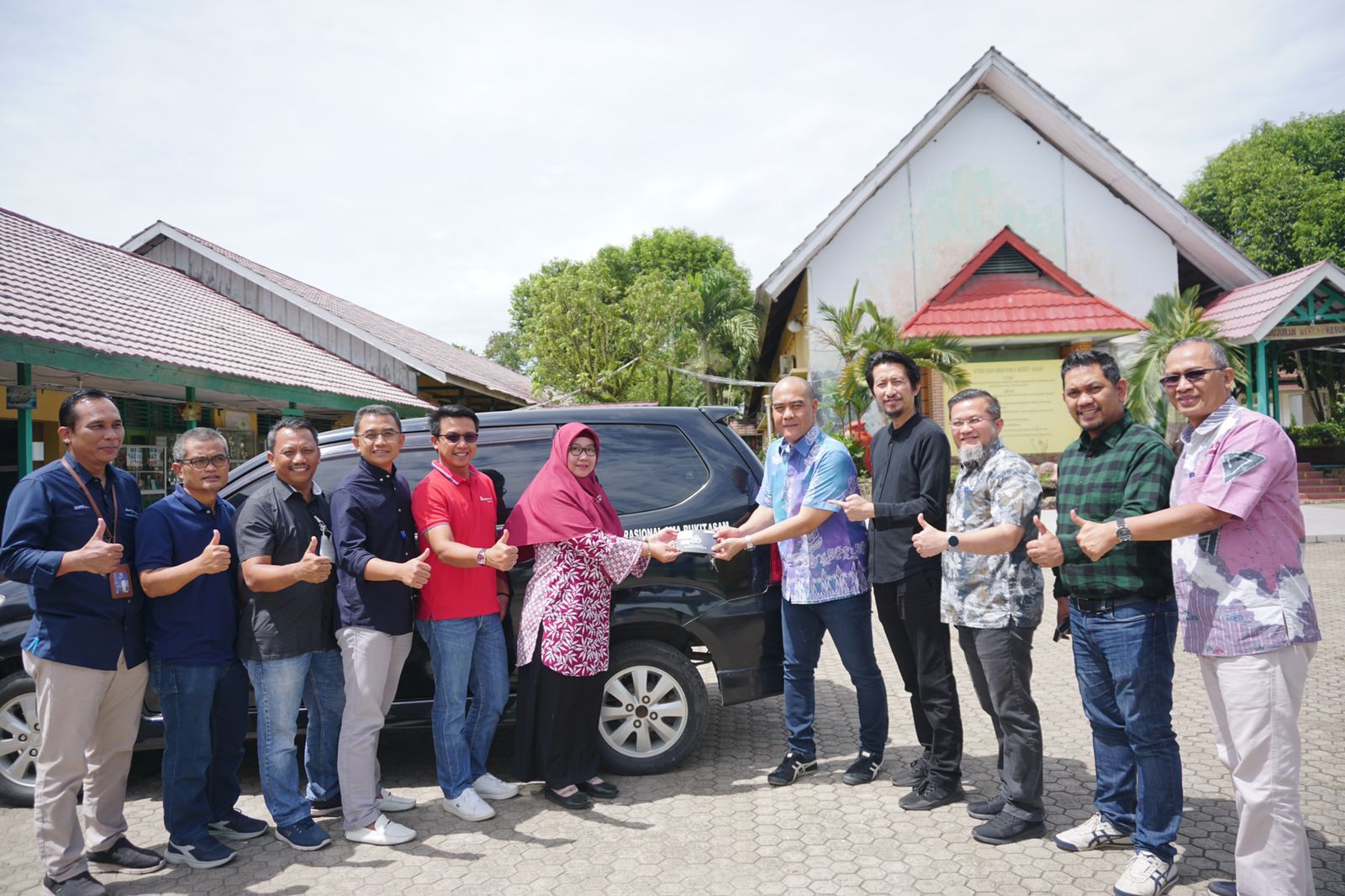 PT SBS Hibahkan Mobil Sarana Operasional SMA Bukit Asam