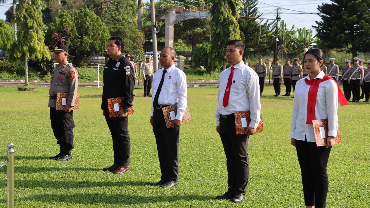 Kapolres OI Beri Penghargan Bagi Anggotanya Yang Berhasil Ungkap Kasus Asusila Hingga Inovatif Bangun Gedung